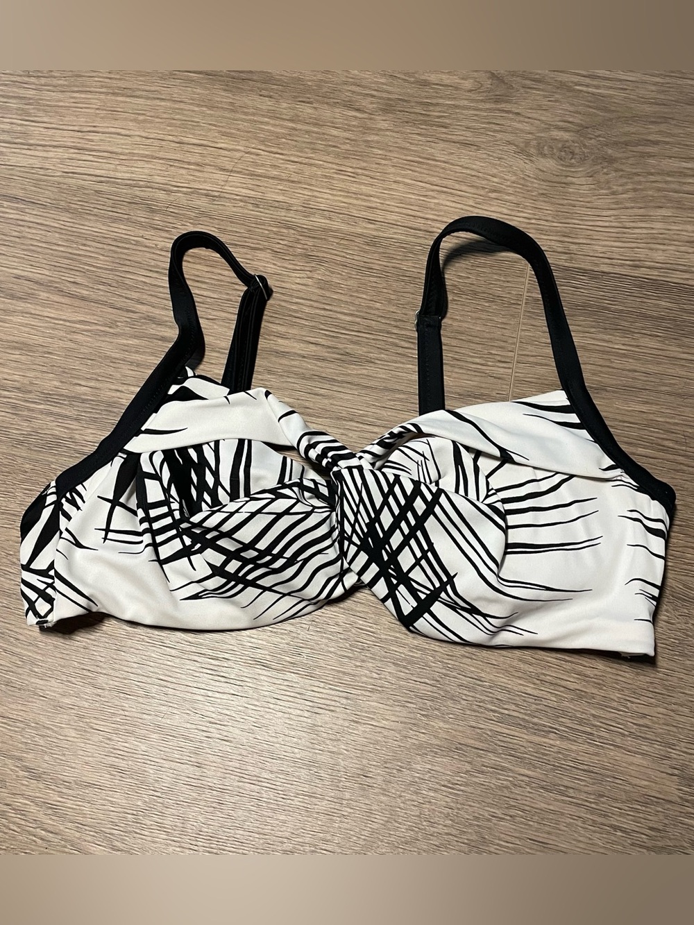 Athleta Twist Retro Palm Tree Bikini Top Black/White 34B/ 34C Beach Swim Travel